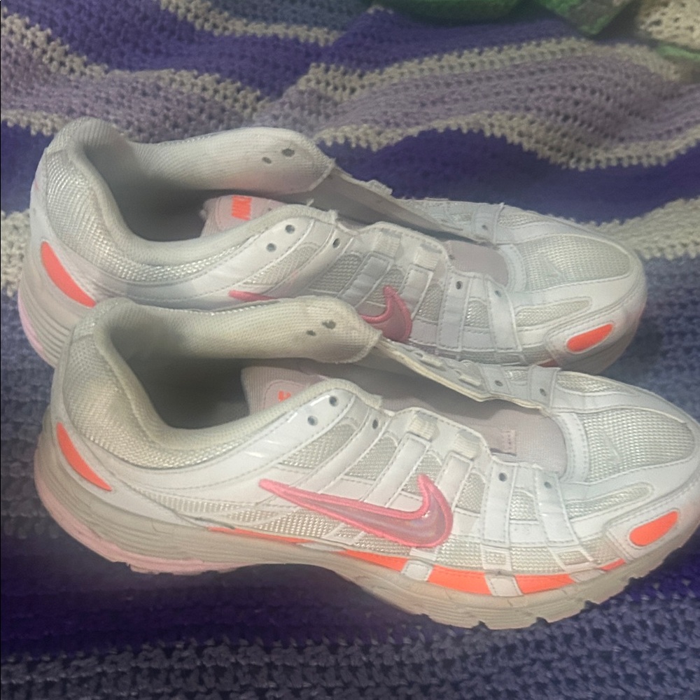 NIKE WOMENS TENNIS SHOES